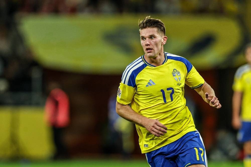 Viktor Gyokeres in yellow and blue Sweden kit, number 17, running during a Nations League match.