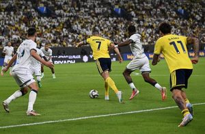 Ronaldo marca após atraso por alerta de míssil em jogo da liga dos campeões da AFC