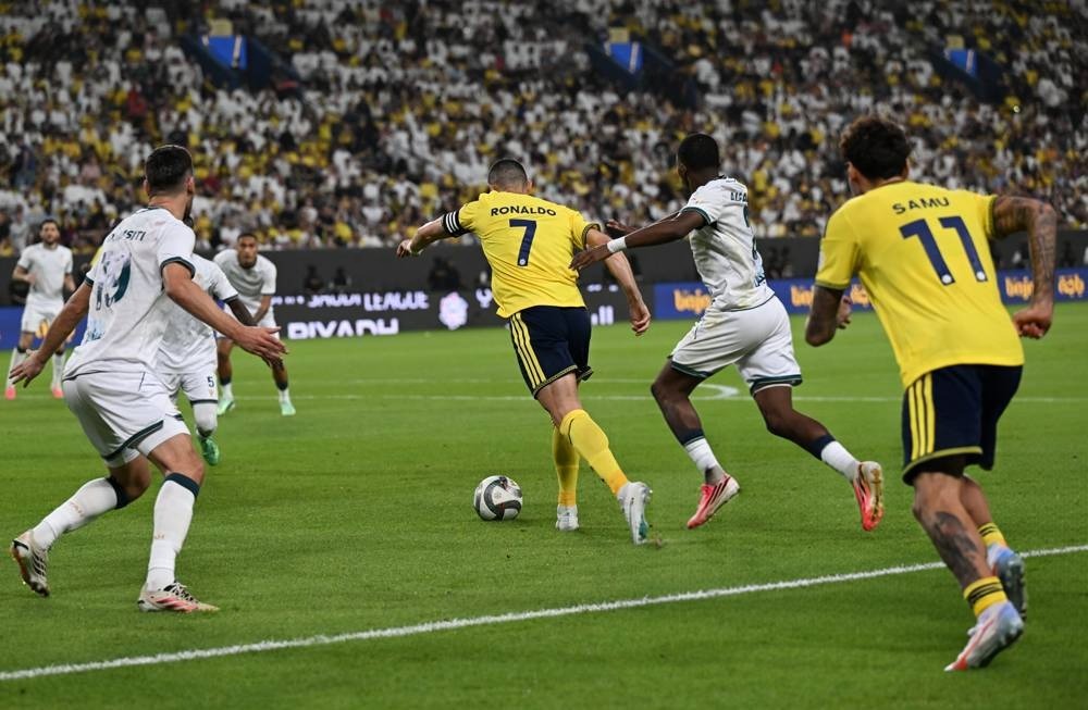 Ronaldo marca após atraso por alerta de míssil em jogo da liga dos campeões da AFC
