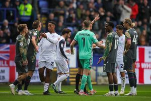 Stoke vence Bolton com golos de Cissé e Wilmot em jogo duro