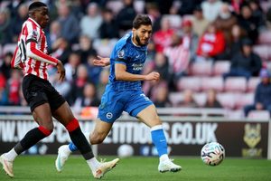 Brighton vence em Sunderland com menos um jogador