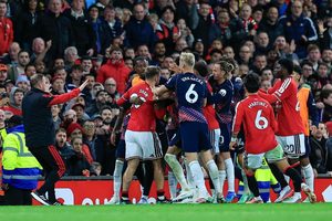 Tottenham agarra empate dramático em manchester com 10 jogadores