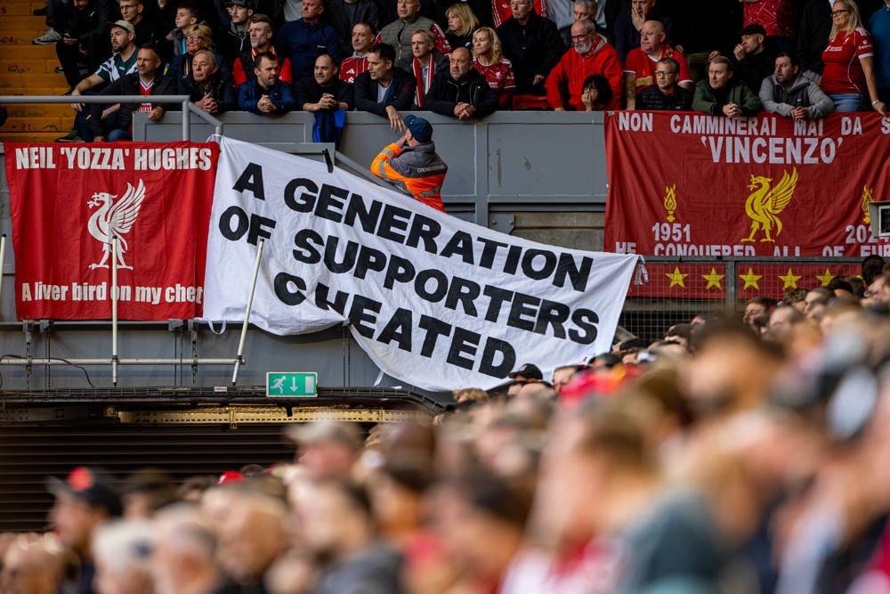 Adeptos do Liverpool questionam rivalidade com Manchester City após penalizações