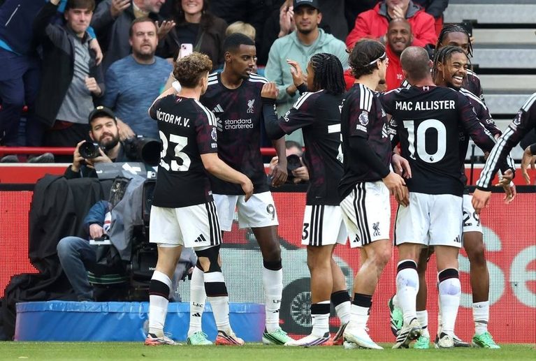Liverpool vence Brentford com expulsão polémica