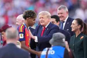 Lamine Yamal hesitates before shaking hands with Donald Trump at world cup trophy presentation