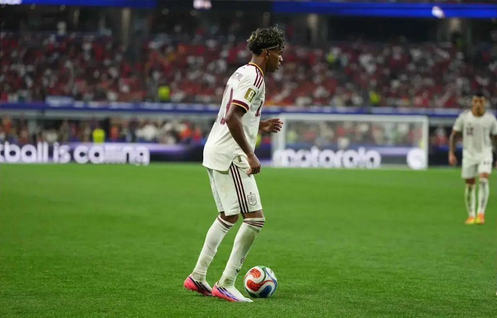 Lamine Yamal invites Julian Alvarez to join Barcelona amid transfer talks