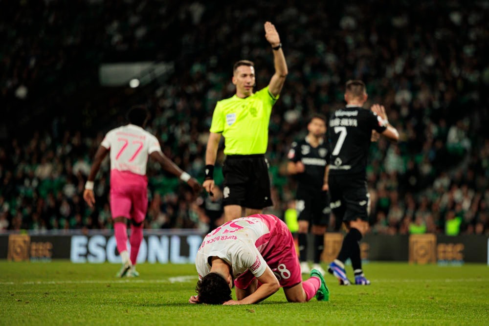 Lance anulado apaga golaço do Académico de Viseu em alvalade