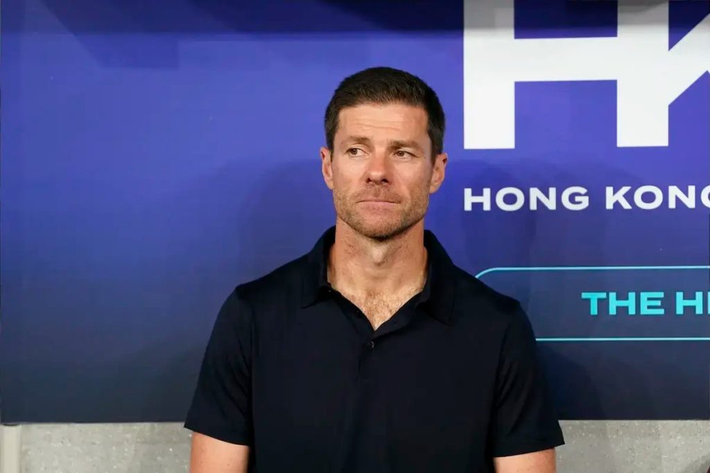 Leboeuf urges Xabi Alonso to sell at least 15 Chelsea players to avoid dressing room chaos