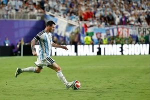 Lionel Messi gifts Roberto Baggio match-worn shirt after Argentina’s World Cup win