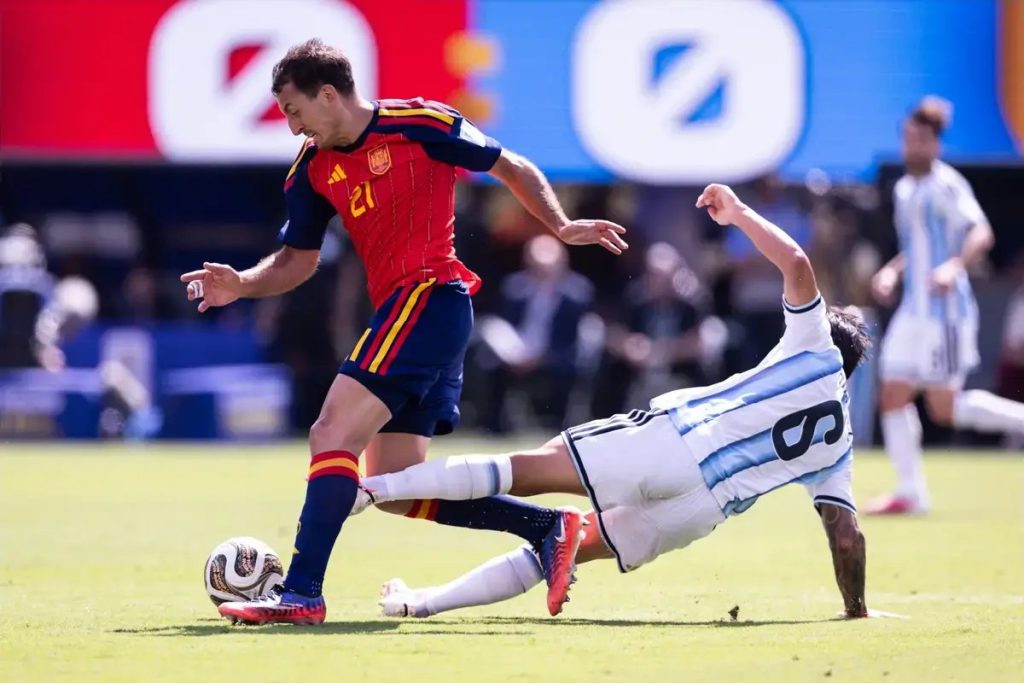 Lisandro Martinez forced off injured as Argentina fall to Spain in 2026 World Cup final