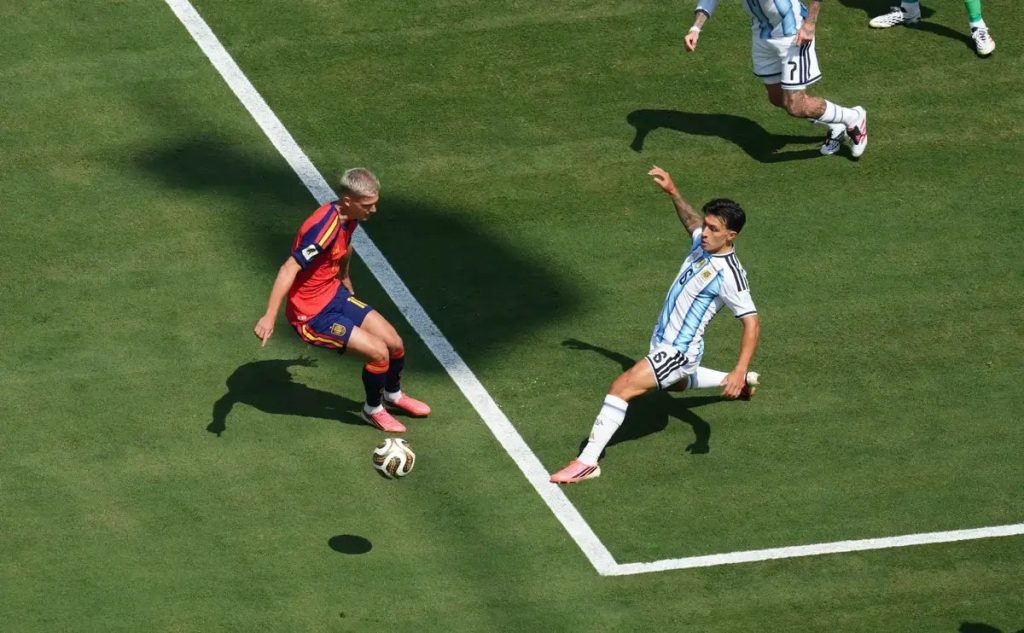 Lisandro Martinez limps off in World Cup final, deals Manchester United major injury blow