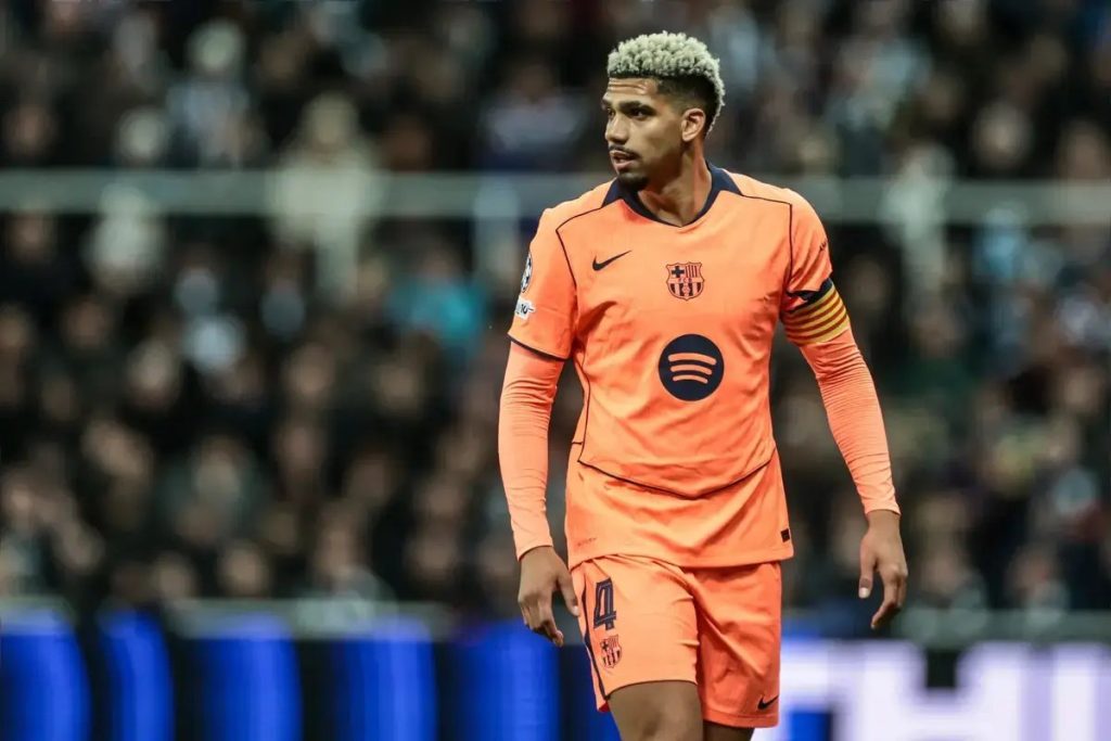 Liverpool agree loan deal with Barcelona defender Ronald Araujo amid injury crisis