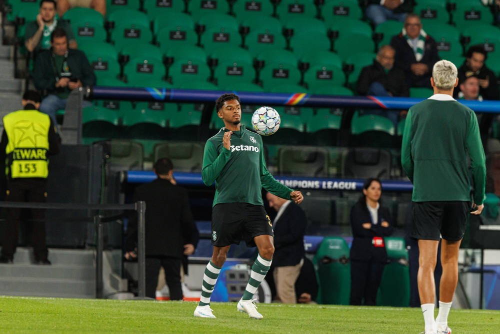 Luís Guilherme ganha vantagem a Geny na direita do Sporting
