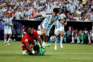 Man United defender Lisandro Martínez offered to Atlético Madrid amid contract uncertainty
