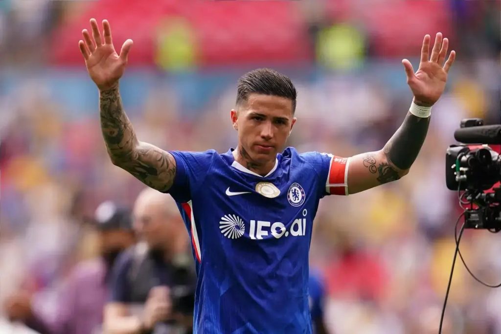 Manchester City offers €120m for Enzo Fernandez in race to secure Chelsea midfielder