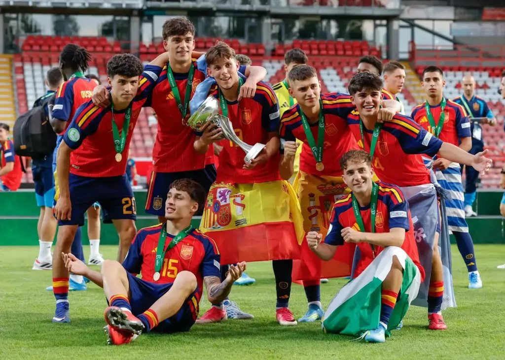 Manchester United joins Barcelona in race for Racing Santander defender Jorge Salinas