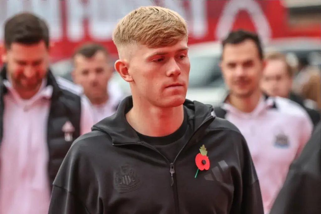 Manchester United open talks with Newcastle for Lewis Hall transfer