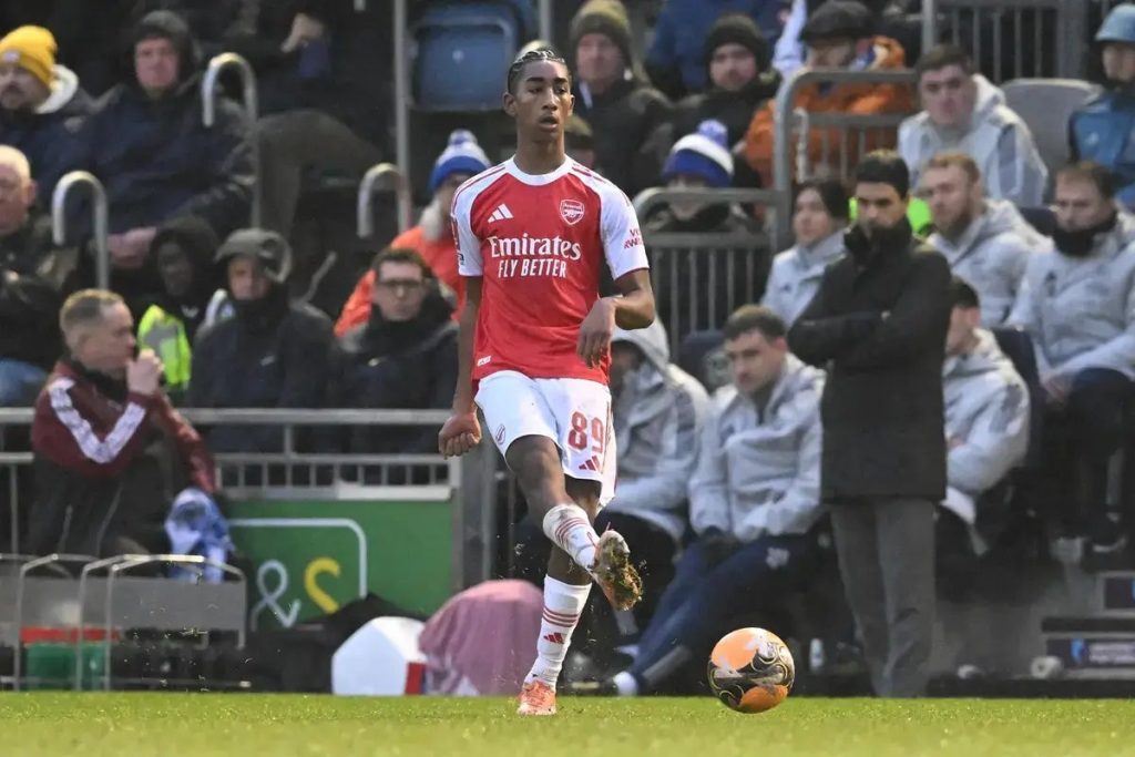 Marli Salmon signs first professional contract with Arsenal at 17