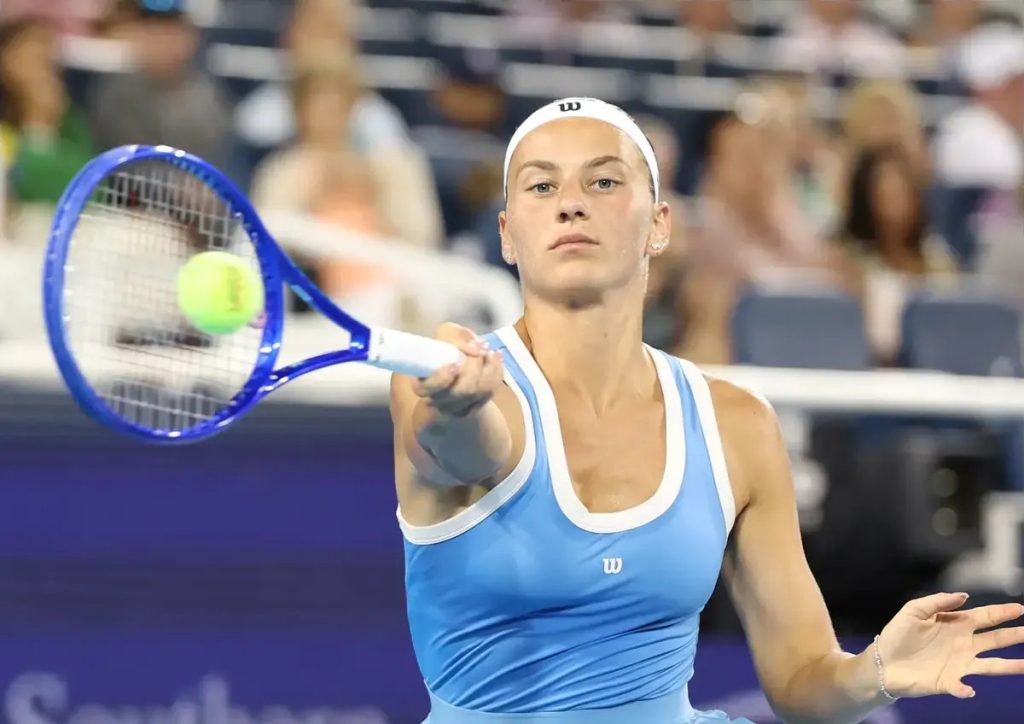 Marta Kostyuk smashes racket in frustration before losing Cincinnati Open to Coco Gauff