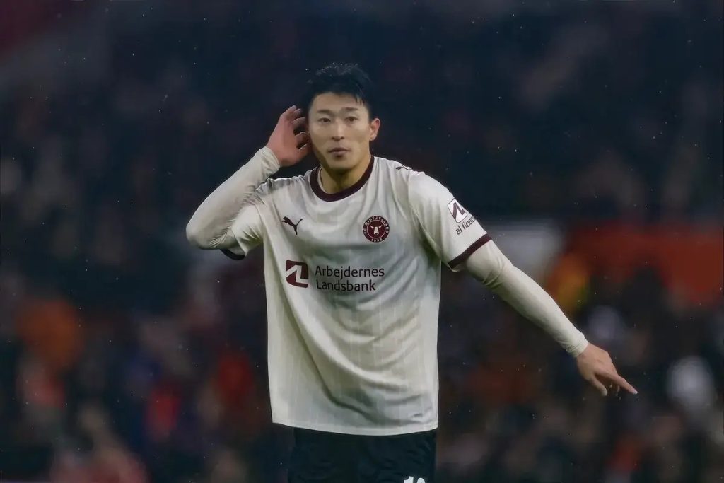 Midtjylland limits damage after early red card in 1-0 loss to Besiktas