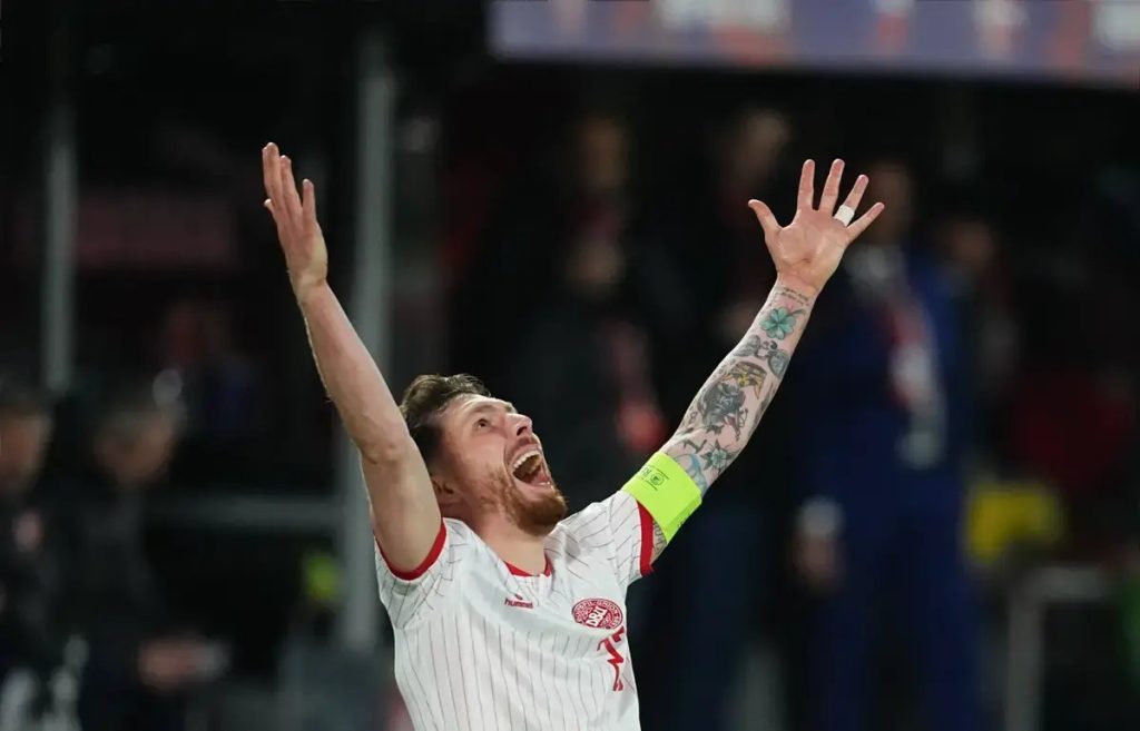 Milan battles Borussia Dortmund for Genk’s Karetsas and eyes Hojbjerg