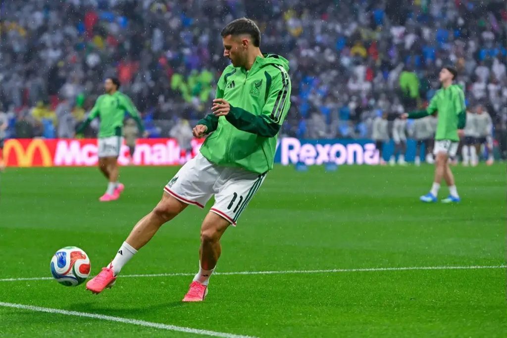 Milan faces loan dilemma as Lazio and Porto bid for Santiago Gimenez