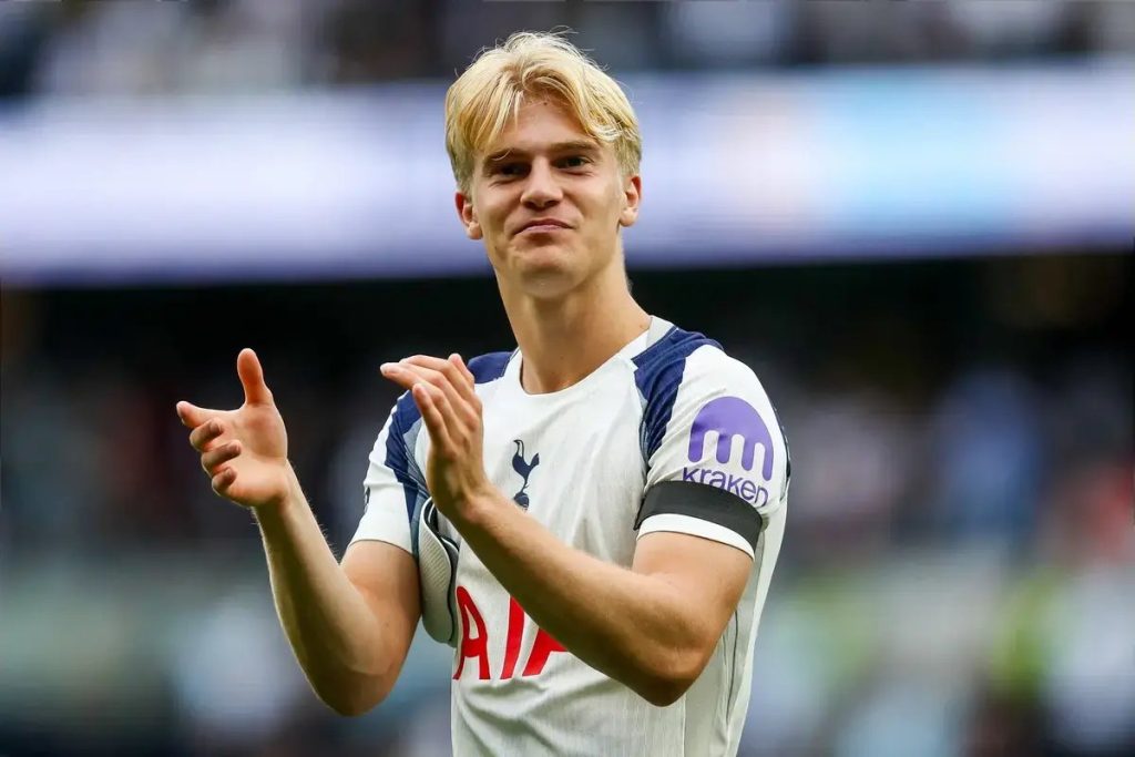 Newcastle’s £46m bid for Tottenham’s Lucas Bergvall rejected amid midfield hunt