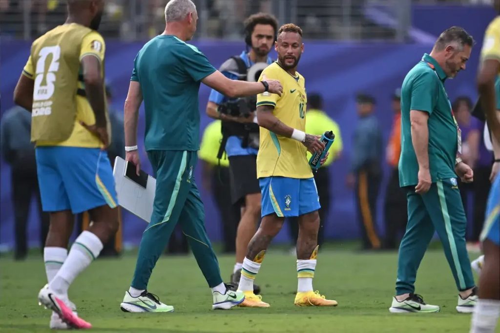 Neymar scores twice and mocks critics on Santos return amid relegation fight