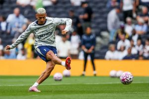 richarlison scores injury-time winner as 10-man tottenham beat chelsea in sydney