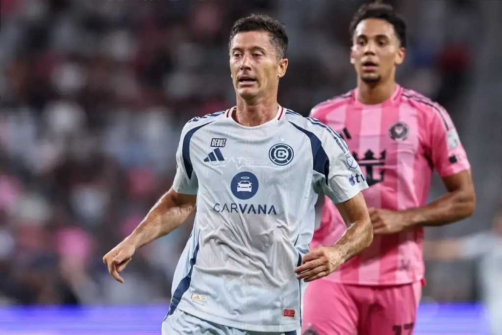 Robert Lewandowski scores twice to lead Chicago fire past Charlotte in MLS return