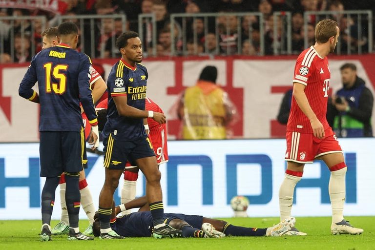 Saka leaves the game early due to injury in the match against Bayern.