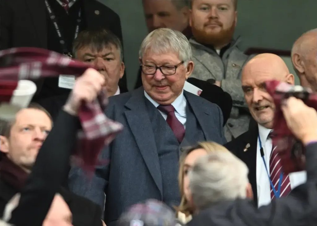 Sir Alex Ferguson warns Michael Carrick against signing World Cup stars for Manchester United