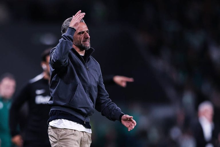 Sporting sofre nove golos em casa e preocupa Rui Borges