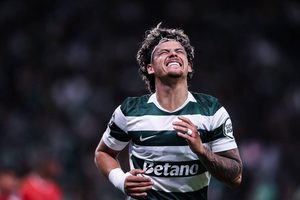 Var anula penálti a favor do Sporting após choque com Maxi Araújo