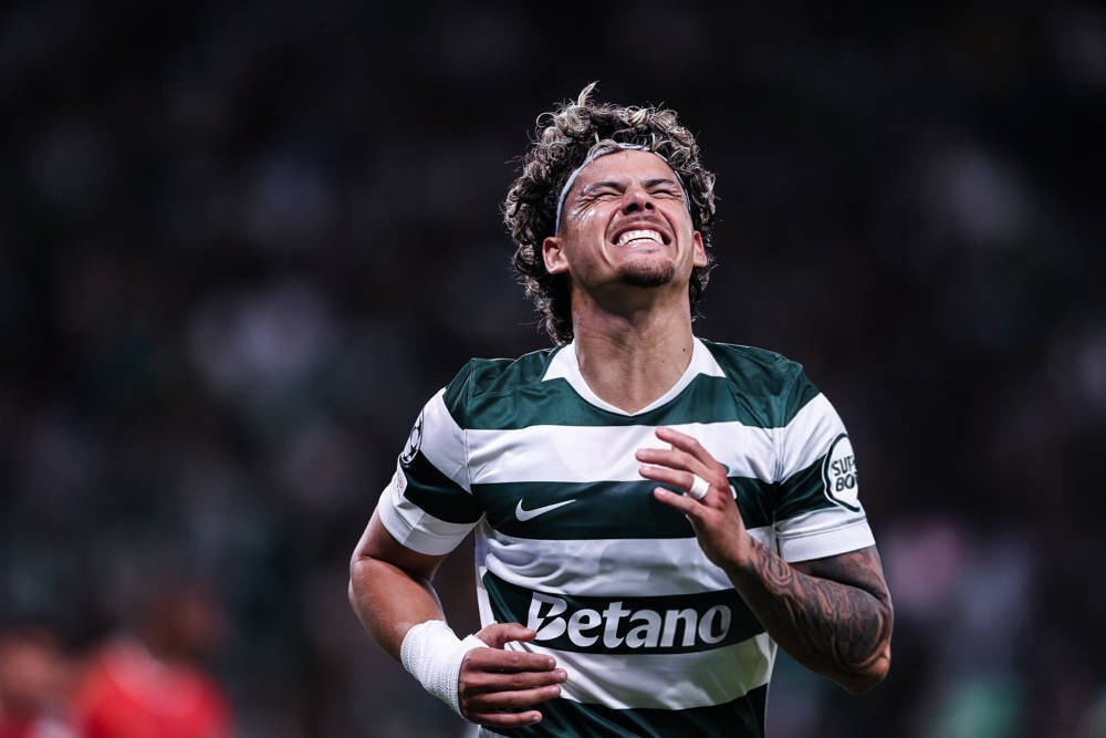Var anula penálti a favor do Sporting após choque com Maxi Araújo